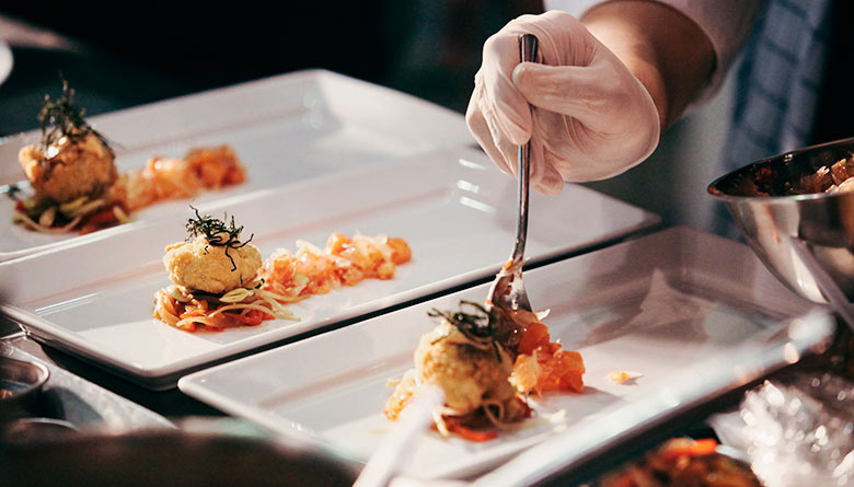Restaurante ofrece menú degustación de 14 horas y nadie logra terminarlo